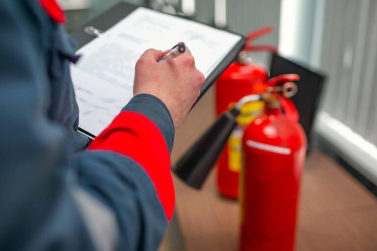 Sécurité Incendie en 2026 : Guide Complet sur les Alarmes, les Extincteurs et la Conformité