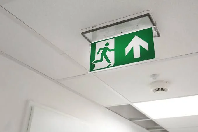 Bloc autonome d'eclairage de securite BAES installe par Mondial Securite Incendie dans un bureau