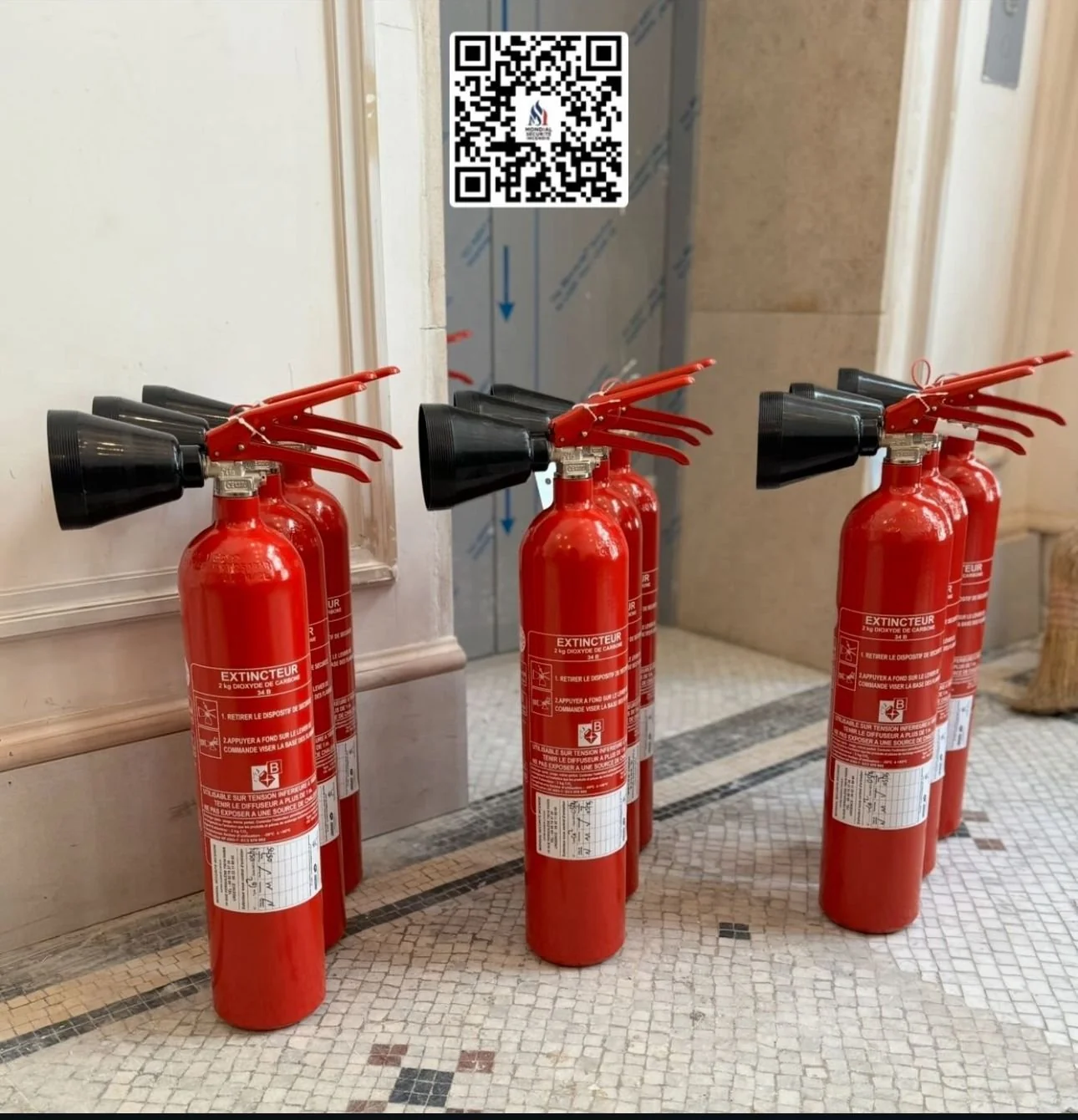 Parc d'extincteurs CO2 verifies et etiquetes par Mondial Securite Incendie a Paris