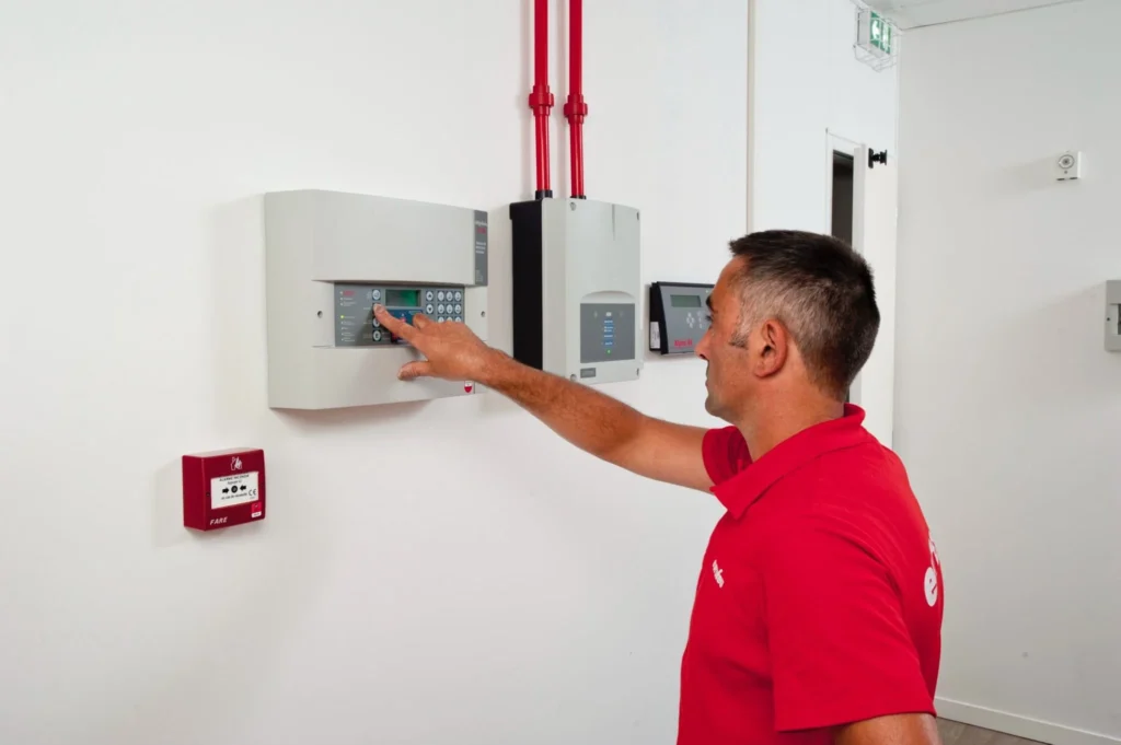 Technicien Mondial Securite Incendie programmant une centrale d'alarme incendie type 4 a Paris