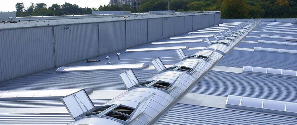 Toiture industrielle équipée d'exutoires de désenfumage en série à Paris 17e par MSI