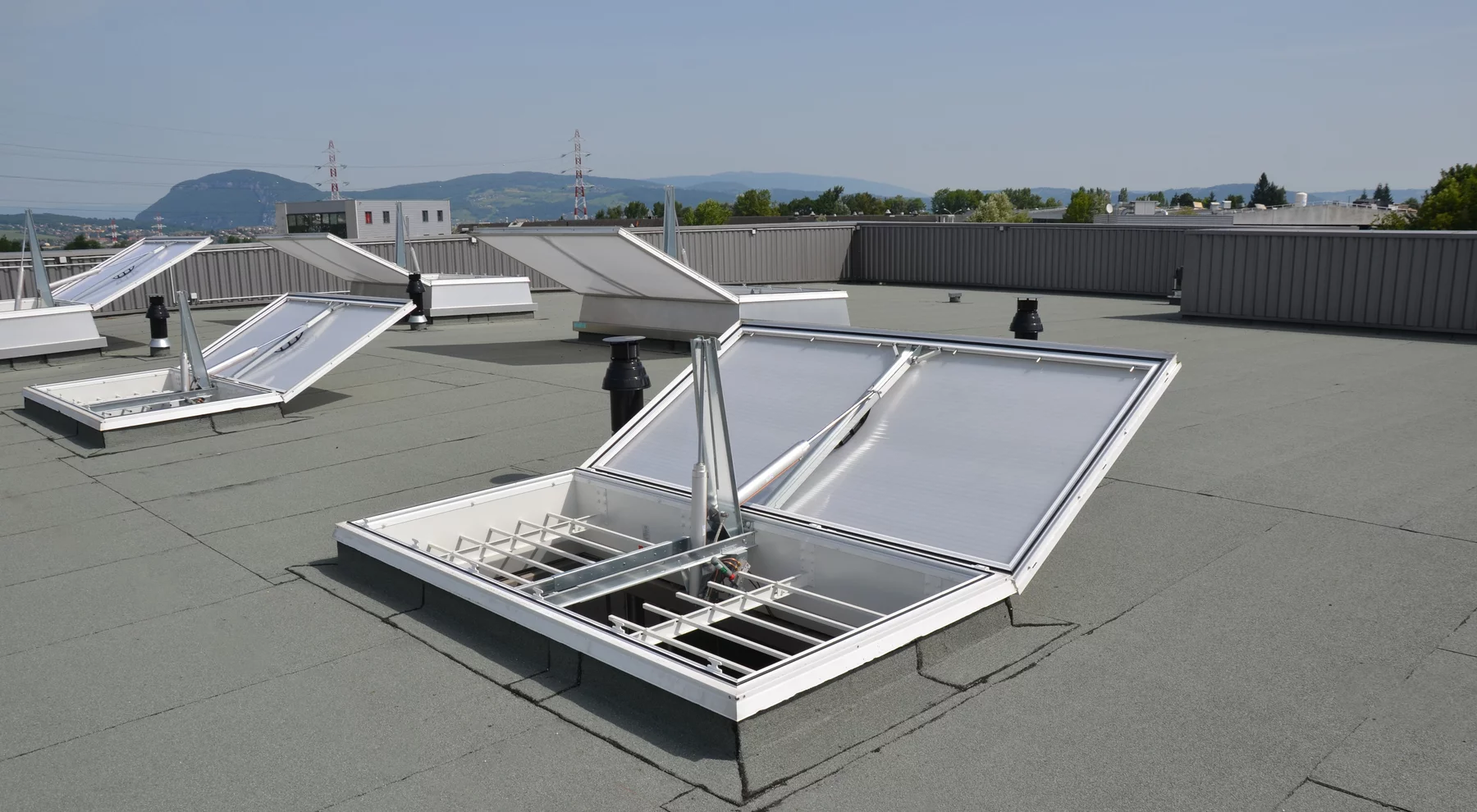 Exutoire de désenfumage vitré ouvert sur toit terrasse à La Défense par MSI