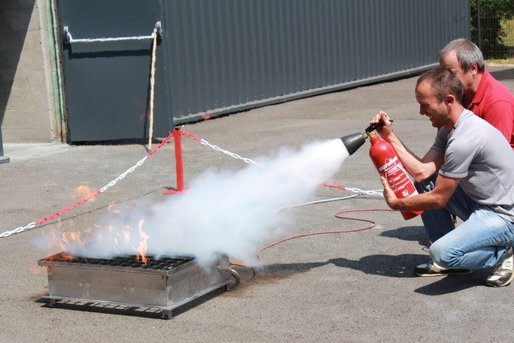 exercice-extinction-feu-extincteur
