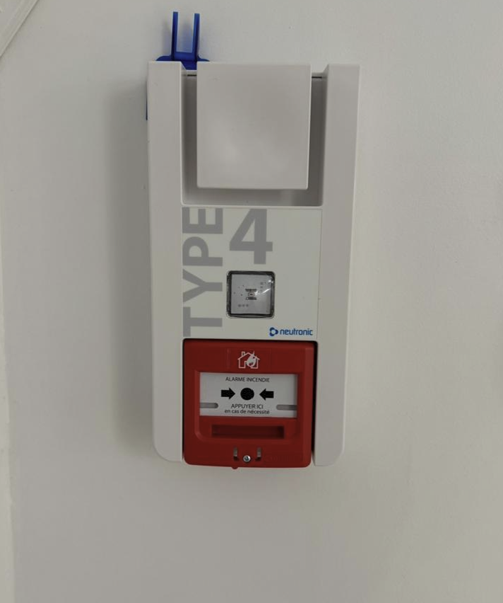 Déclencheur manuel d'alarme incendie Type 4 Neutronic installé par MSI en Val d'Oise