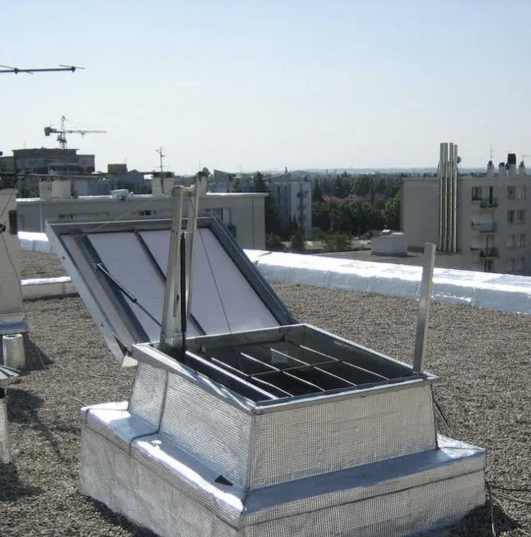 Exutoire de désenfumage en toiture d'un immeuble parisien contrôlé par MSI Paris 12e